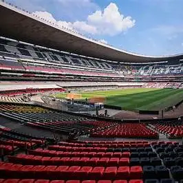 阿克倫球場內部視角:紅色看台與標準足球場草皮(Chivas 主場)。