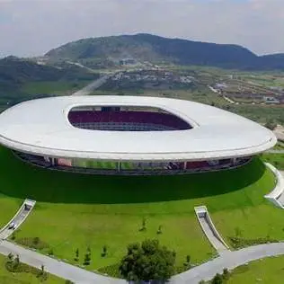 阿克倫球場(Estadio Akron)外觀與草坡「火山」造型,位於墨西哥薩波潘(Zapopan)。
