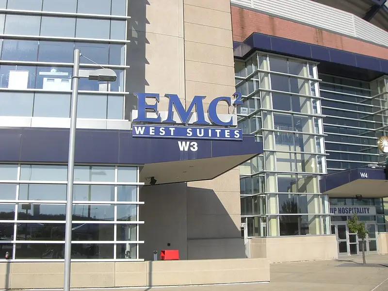 Gillette Stadium EMC West Suites 套房區入口與外牆指標