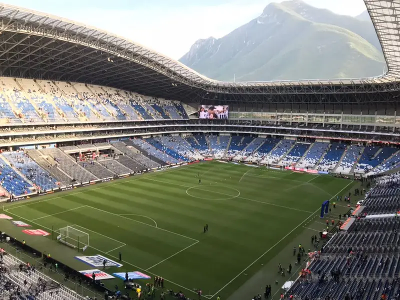 Monterrey Stadium（Estadio BBVA）內部看台與草皮｜2026 世界盃看球場館