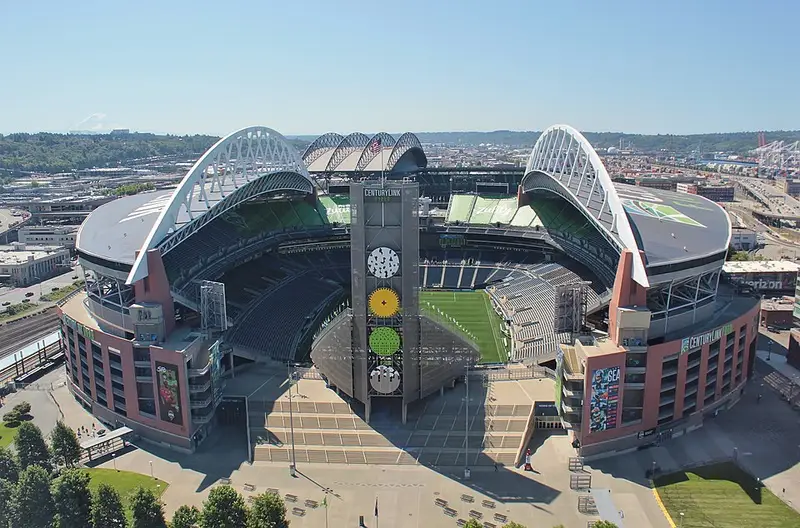 西雅圖流明球場 Lumen Field（2026 世界盃：Seattle Stadium）外觀／空拍視角，搭配「2026 World Cup」資訊重點（賽程、交通、周邊）。