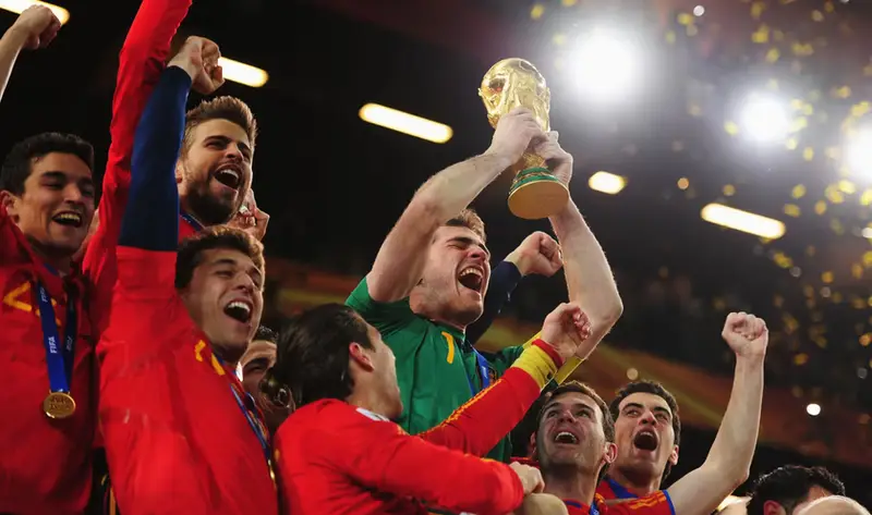 西班牙球員 Iker Casillas 於2010世界盃舉起獎盃慶祝