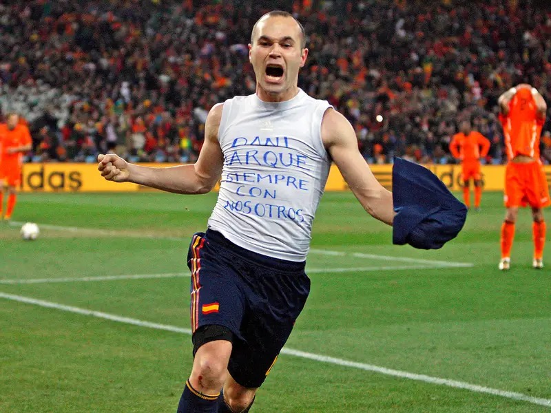 西班牙名將 Andrés Iniesta 於2010世界盃獲勝後脫衣向已逝好友致敬