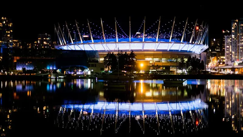 BC Place 夜景與 False Creek 倒影，2026 世界盃溫哥華場館