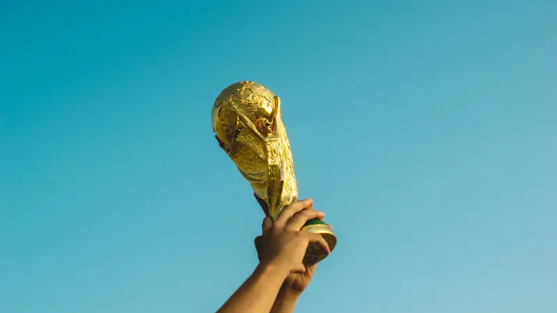 2026 世界盃足球賽封面圖－金靴獎獎盃在燈火輝煌的球場