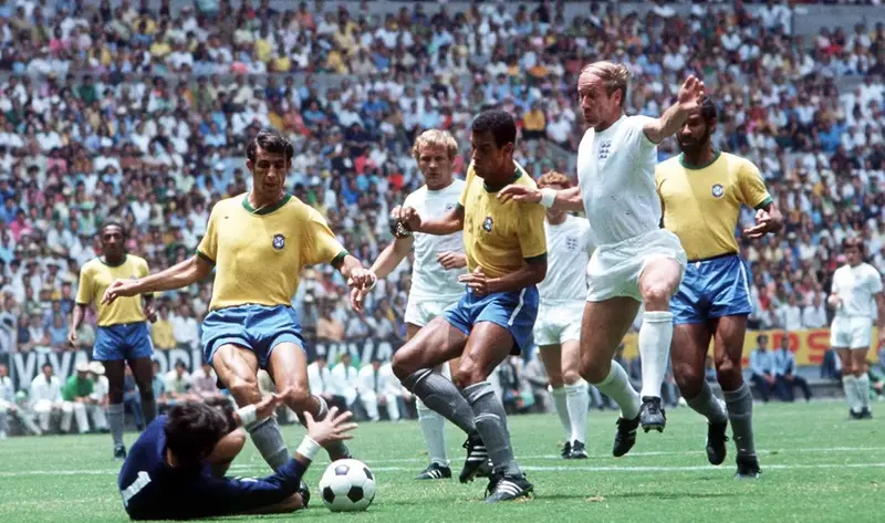 1970 年墨西哥世界盃，巴西門將 Feliz 在與英格蘭一戰中，在 Bobby Charlton 壓迫下試圖將球抱牢。